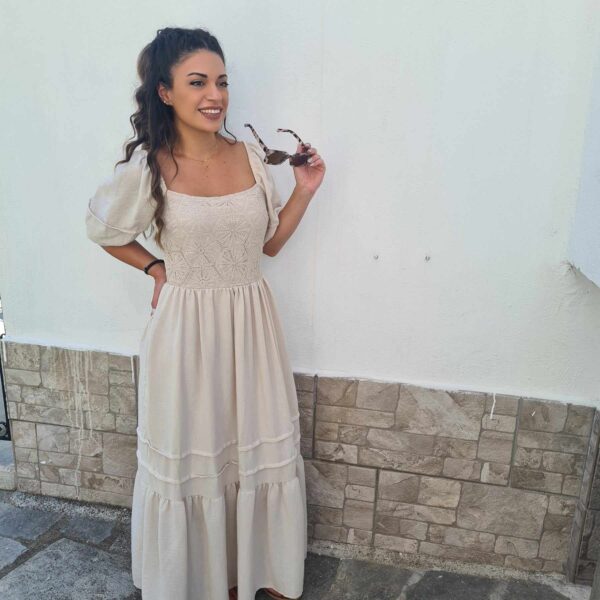 Ginaikeio lino forema se ekroy apoxrosi. Exei boho style me dantela sto stithos. Ta manikia einai mexri ton agkona se ballon grammi. To forema exei A grammi.