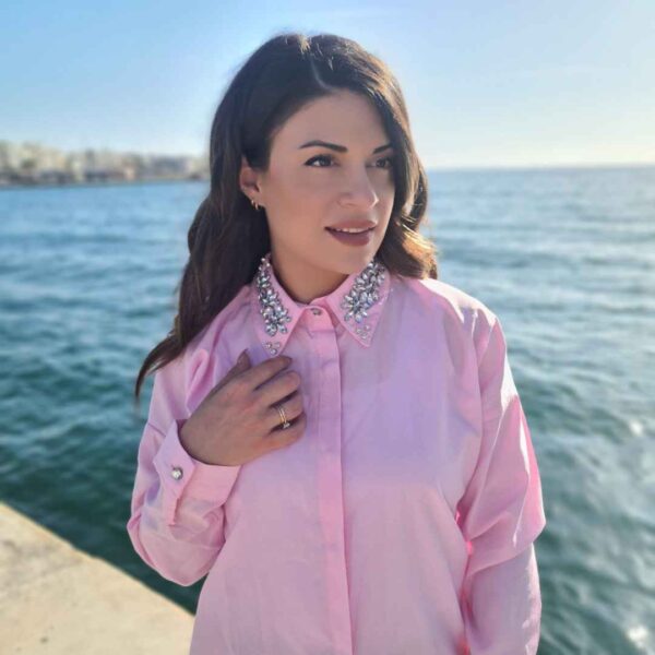 Ginaikeio poukamiso makrimaniko se dio apoxroseis. Roz kai leuko. Ston giaka exei petres kai strass.