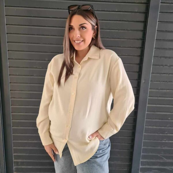 Γυναικείο πουκάμισο σε κίτρινο και ροζ απόχρωση. Είναι βαμβακερό με κουμπιά και γιακά.